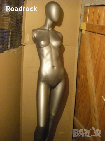 Манекени в цял ръст