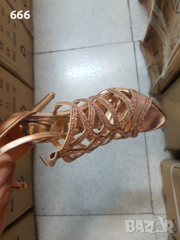 Обувки, снимка 3 - Дамски обувки на ток - 40703206