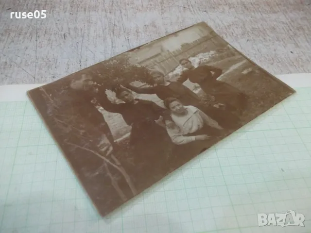 Снимка стара на четири жени и един мъж пред ограда, снимка 3 - Колекции - 47994273
