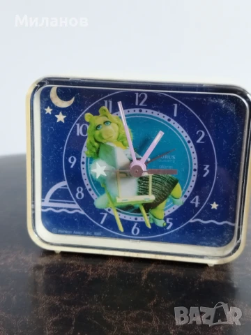 Стар кварцов будилник, настолен часовник