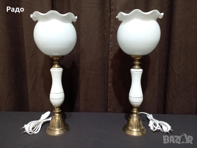 Комплект от две порцеланови лампи с бели стъклени абажури