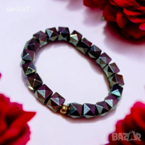 Черна кубична гривна със златно топченце мъниста