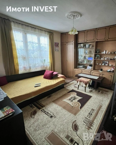 Две къщи в един двор с гараж – център на гр. Омуртаг, снимка 2 - Къщи - 53190928