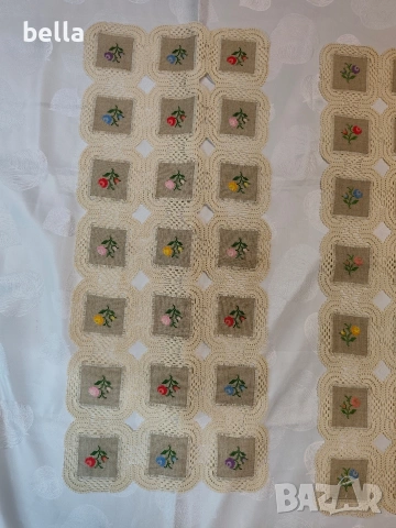 Ръчно бродирани 2 карета (тишлайфери)с плетена дантела, снимка 2 - Покривки за маси - 53643627