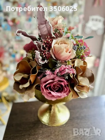 Продавам аранжировка с изкуствени цветя 