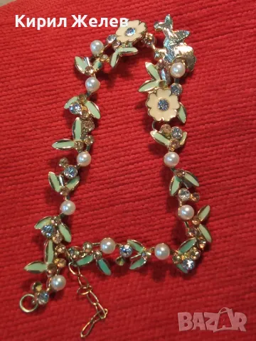 НЕЖНО ЗЛАТИСТО ФЛОРАЛНО ЕМАЙЛИРАНО КОЛИЕ с КРИСТАЛИ и ПЕРЛИЧКИ 47395, снимка 9 - Колиета, медальони, синджири - 47111530