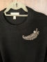H&M нов черен пуловер с брошка, снимка 6