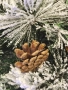 Изкуствено борче/елха със заскрежени иглички и шишарки, снимка 5