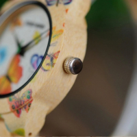 Дамски часовник с каишка от верижно дърво и изрисувани пеперуди, снимка 6 - Дамски - 36250779