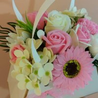 Нова разцветка от чантичките със сапунени цветя за вашете поводи ☘️ , снимка 2 - Подаръци за жени - 41416137
