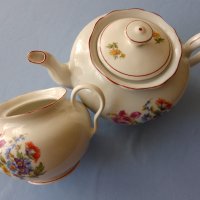  Стар Порцеланов чайник и захарница за чай , снимка 1 - Антикварни и старинни предмети - 41417845