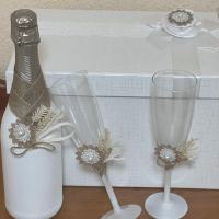 Сватбени чаши с бутилка, снимка 2 - Сватбени аксесоари - 44632058