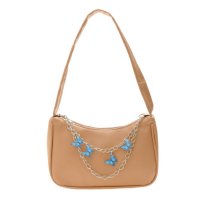 Кожена малка дамска чанта с верижка синджир с висулки пеперуди в син и сребрист цвят , снимка 1 - Чанти - 41772054