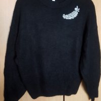 НАМАЛЕН - H&M нов черен пуловер с брошка, снимка 1 - Блузи с дълъг ръкав и пуловери - 40567352