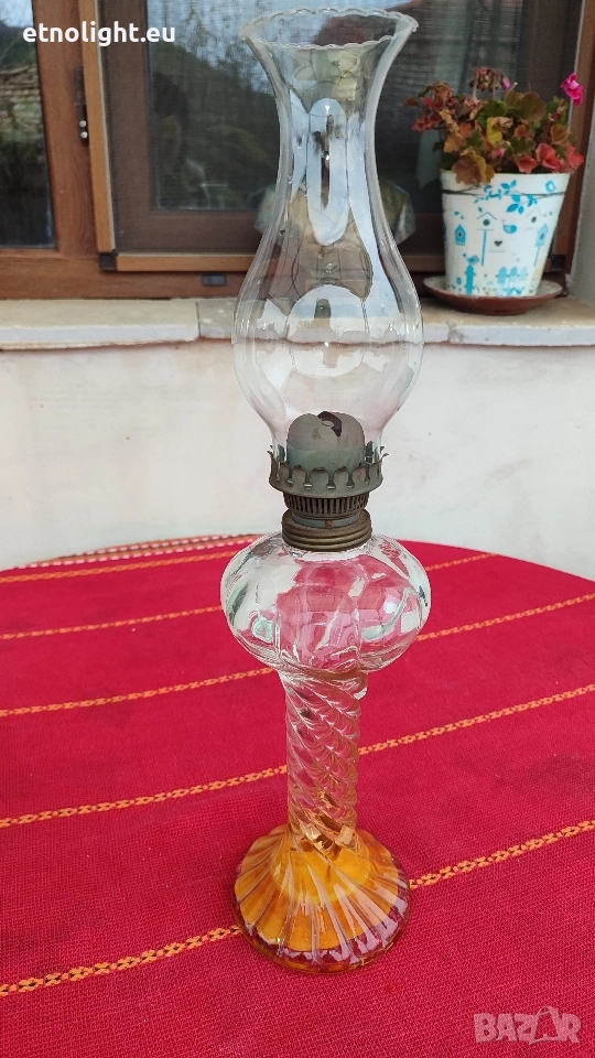 Красива старинна газена лампа с усукано стъкло , снимка 1
