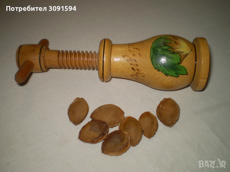 Винтедж дървена лешникотрошачка за колекция и употреба, снимка 1