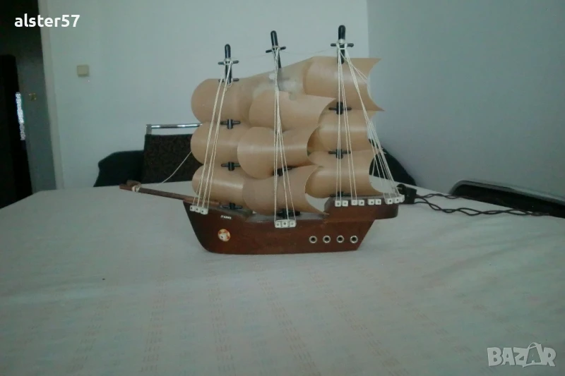 Дървен макет на платноход-с функция на нощна лампа, снимка 1