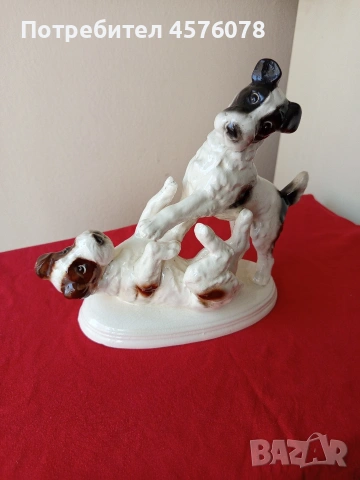 красива керамична статуетка на две играещи кучета