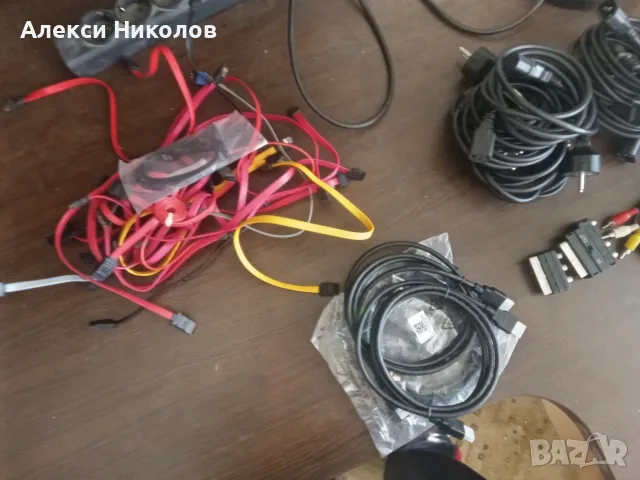Лот от компютърни кабели, вентилатори и захранване Delta DPS-250AB, снимка 2 - Кабели и адаптери - 56210968