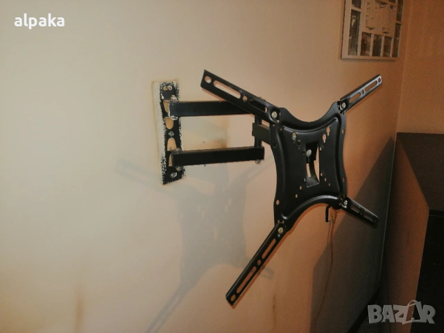 Продавам метална стойка за телевизор със сгъваемо рамо, 32-55 инча