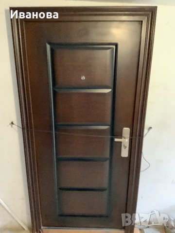 Продавам входна метална врата