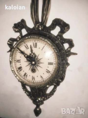Стар механичен стенен часовник. Навива се с ключе, работи. Доста е безшумен. Изцяло е от бял бронз с, снимка 4 - Антикварни и старинни предмети - 51285945