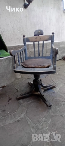 Стар дървен въртящ се бръснарски стол, снимка 2 - Антикварни и старинни предмети - 53865912