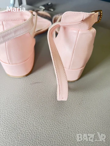 Розови сандали, снимка 2 - Детски сандали и чехли - 50613454