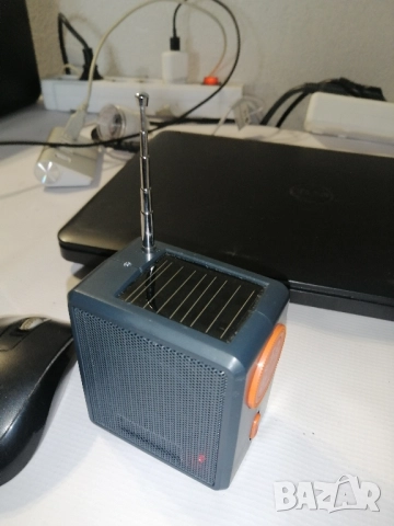 Радио с динамо и соларна батерия, снимка 2 - Радиокасетофони, транзистори - 51441789