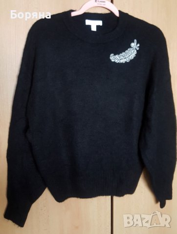 НАМАЛЕН - H&M нов черен пуловер с брошка, снимка 1 - Блузи с дълъг ръкав и пуловери - 40567352