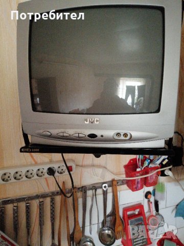 Телевизор JVC и стойка за стена 