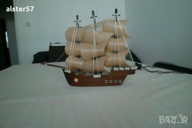 Дървен макет на платноход-с функция на нощна лампа