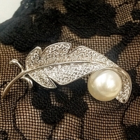 Сребърна брошка с перла ” Капчица роса”, снимка 1 - Колиета, медальони, синджири - 36071973