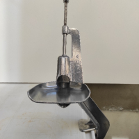 Вносен швейцарски метален апарат за вадене на костилки от череши, снимка 3 - Аксесоари за кухня - 44556095