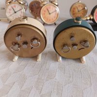 Часовник будилник Слава с крачета работещ, снимка 3 - Антикварни и старинни предмети - 44323647