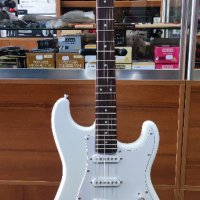 Електрическа китара цвят бял, снимка 1 - Китари - 40495937