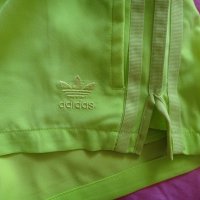 Adidas нови, оригинални, къси, спортни панталони Адидас в жълто-зелен неонов цвят, снимка 8 - Къси панталони и бермуди - 41331667