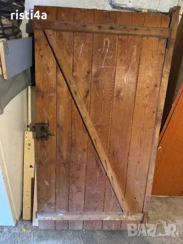 Дървена врата