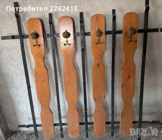 Дървена закачалка с ковано желязо 