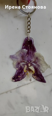 Ключодържател или аксесоар за чанта с естествен цвят на орхидея. Цвета е с размери 7/7,5 см. 
, снимка 12 - Чанти - 50563645