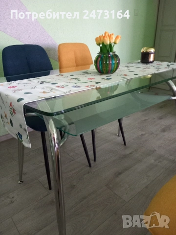 Стъклена трапезна маса