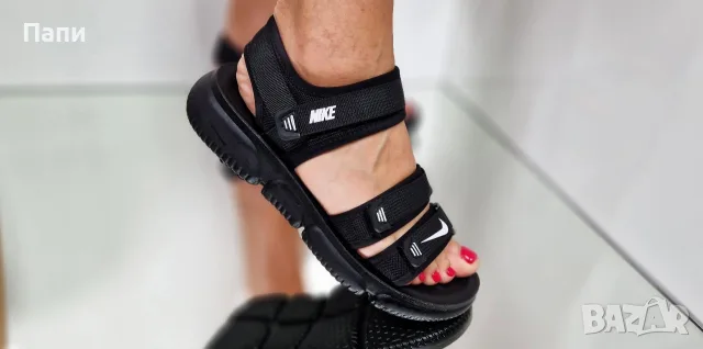 Дамски сандали Nike с каишки в черно 