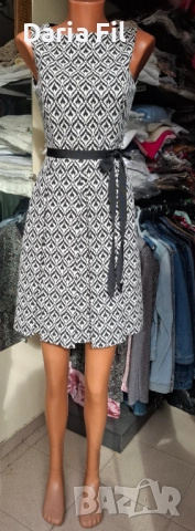 Красива плътна рокля в черно-бели шарки ХС/С размер