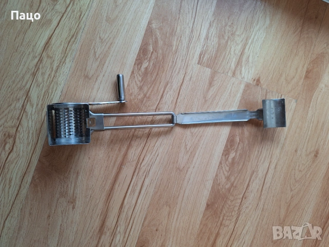 Орехомелачка  Ръчна мелничка за орехи и ядки, снимка 11 - Други - 53450560