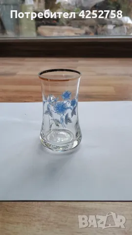 Малки чаши с принт сини цветчета.