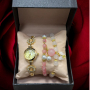 Луксозен дамски комплект часовник с камъни цирконии и 2 броя гривни с естествени камъни в бяло и роз, снимка 1 - Дамски - 44783366