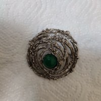 Нова вносна брошка маркирана със зелен камък отлично състояние, снимка 1 - Други - 40073688
