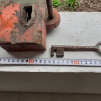 Стара брава с голям ключ резе за порта или голяма врата, снимка 5 - Антикварни и старинни предмети - 34231499