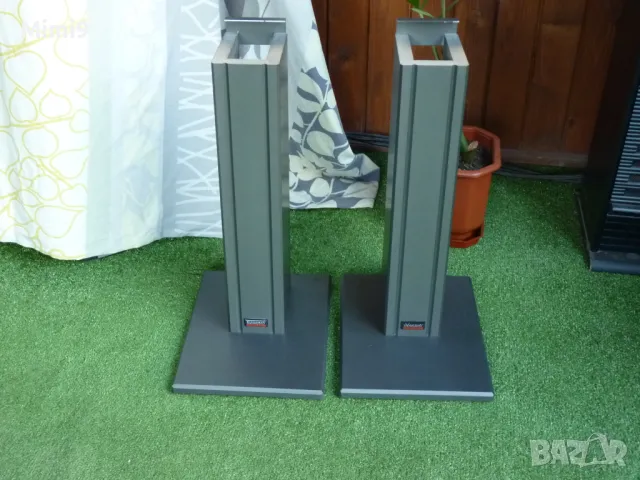 Стойки за Dynaudio