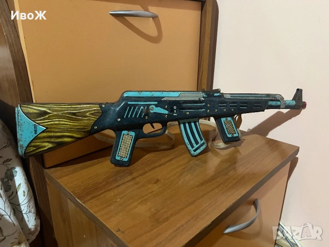 Стара ламаринена играчка калашник